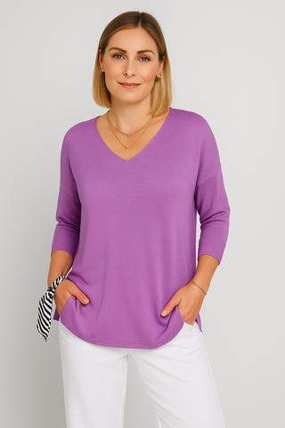 Women's knitted top – V-neck sweater, lightweight & figure-hugging