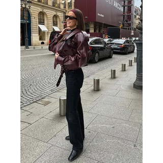 A stylish women's cropped jacket featuring an oversized design, made from a soft, durable fabric, perfect for layering. Its versatile look makes it ideal for casual 1